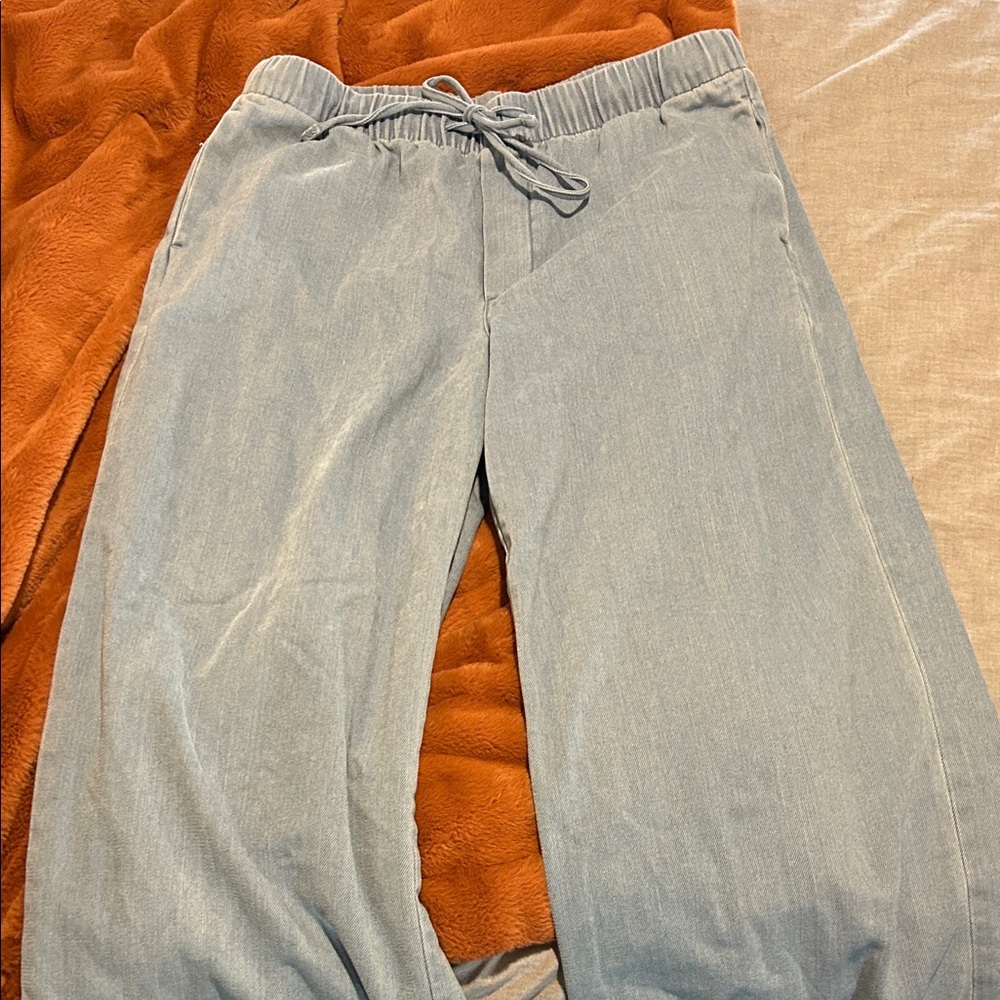 AE Cozy Dreamy Drape Low-Rise Ultra Wide Leg Jean